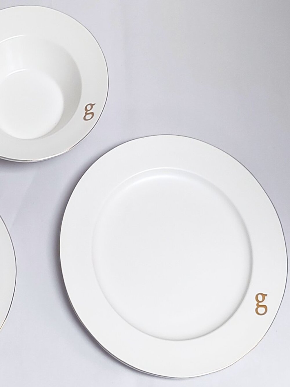 COLLECTIVE HOME Gold-Edged Ceramic Dinnerware Monogram Kitchen Plate Set - g